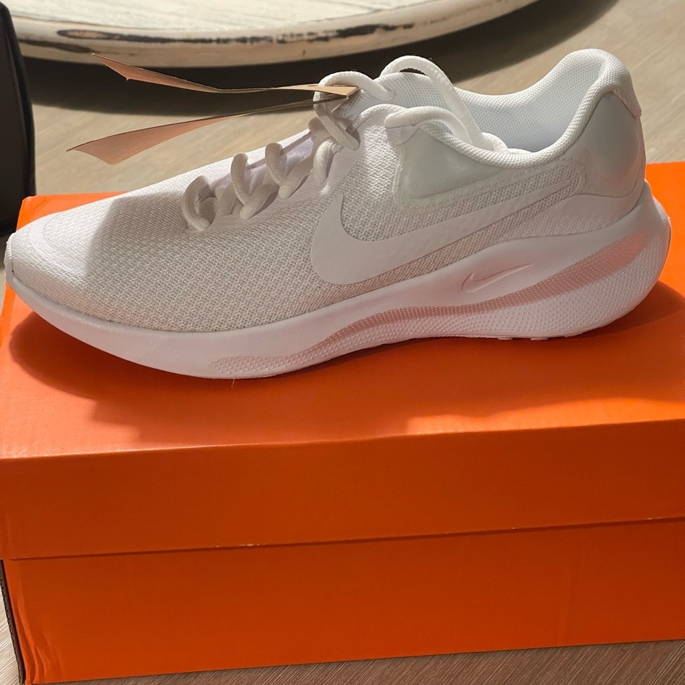 NIKE REVOLUTION 7⭐️NEW IN BOX⭐️SIZE 6 Women/4.5 Man - Picture 3 of 12
